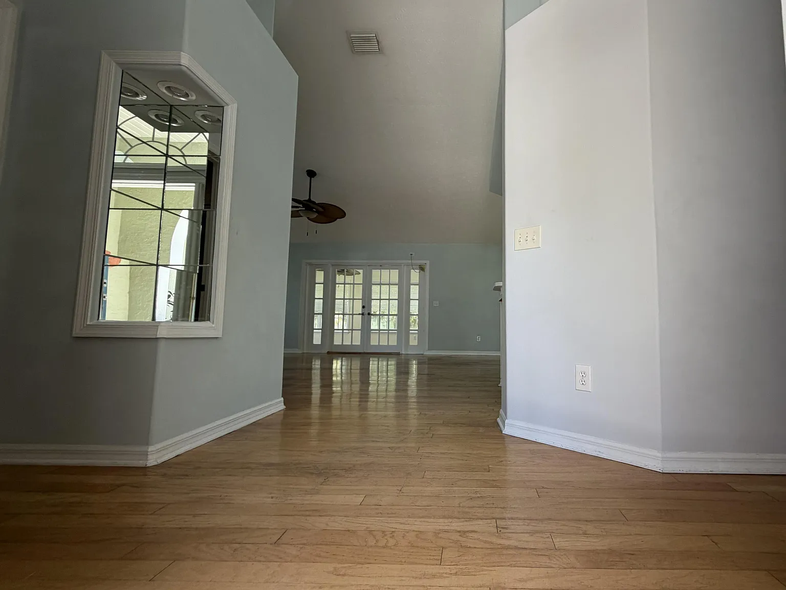 3 bed, 2.0 bath, 1833 sqft, $3,800 — Photo 4