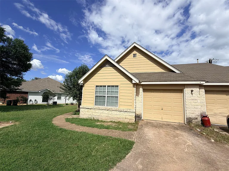 2904 Whisper Oaks Ln #A — Photo 2