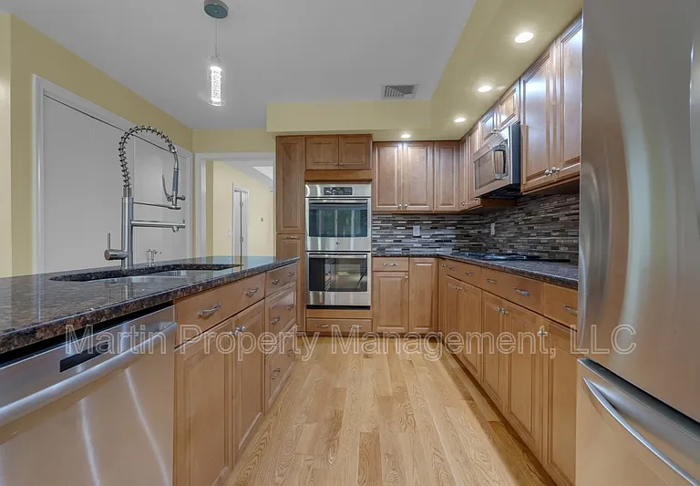 52 Rayburn Rd — Photo 4