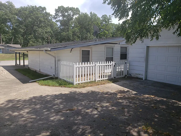 1009 N Twyckenham Dr — Photo 15