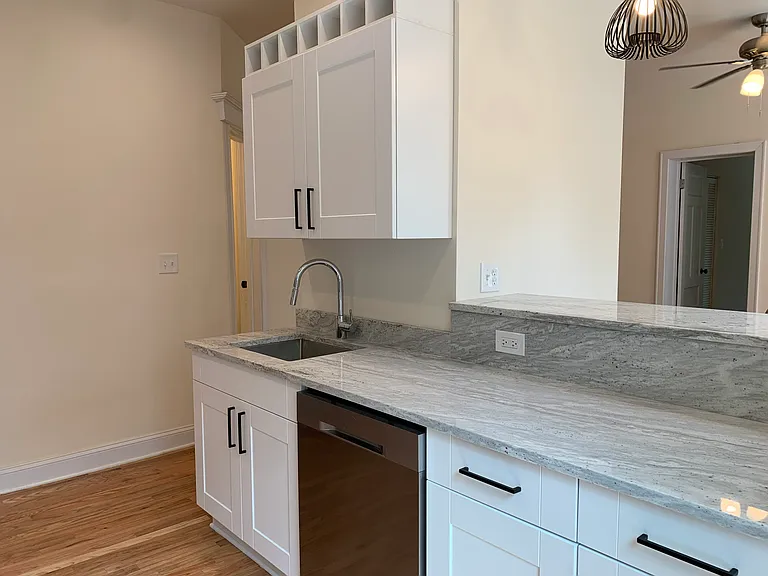 1035 W Barry Ave #2 — Photo 7