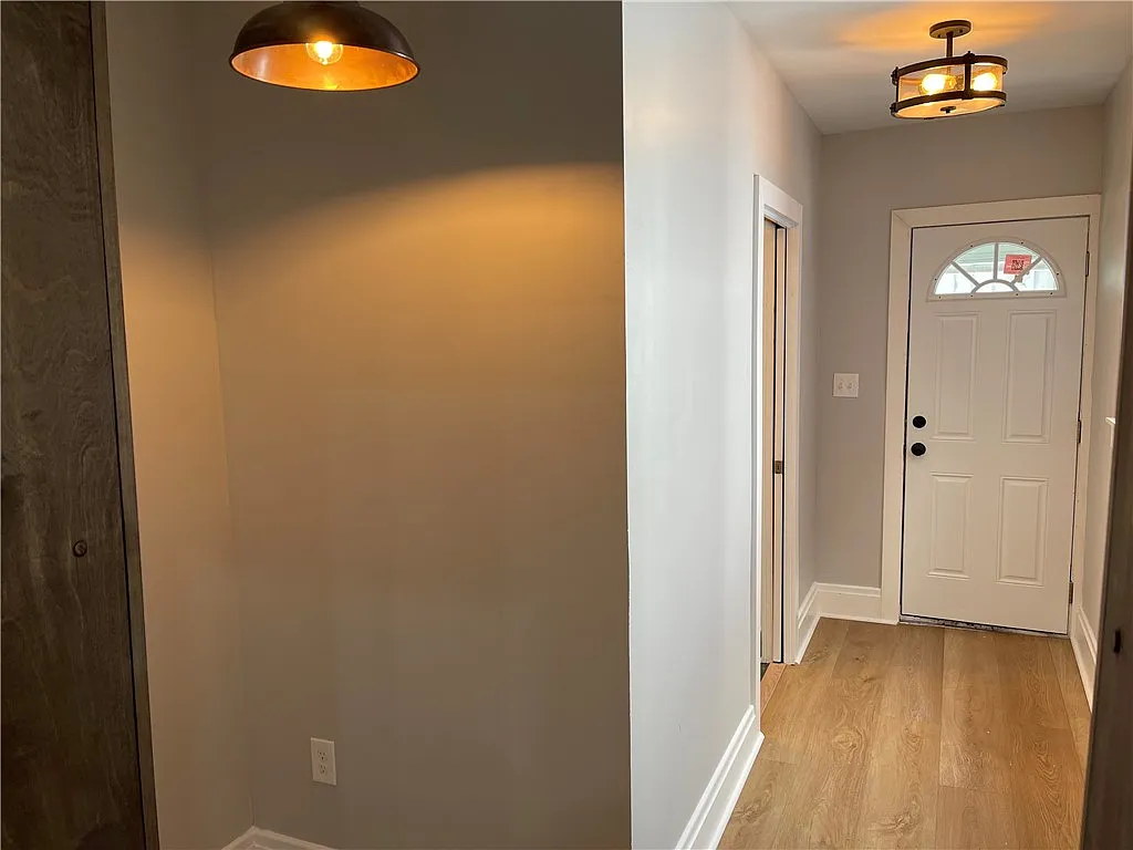 4 bed, 1.5 bath, 1946 sqft, $3,000 — Photo 2