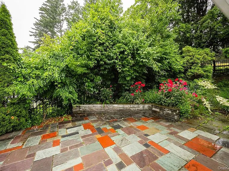 46 Barnard Ave — Photo 31