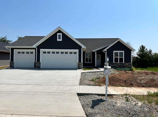 1420 Crossroads Dr, De Pere, WI 54115