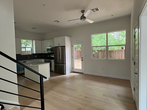 3rd image of 500C Capitol Dr