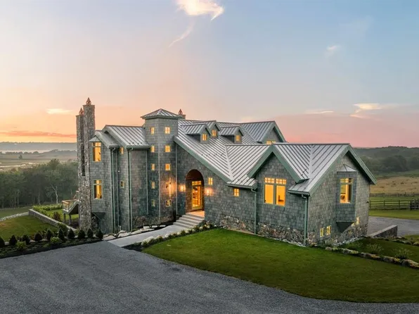 82 Nonquit Ln, Tiverton, RI 02878