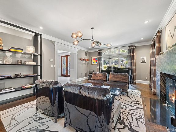 4th image of 8 Ridgeview Circle