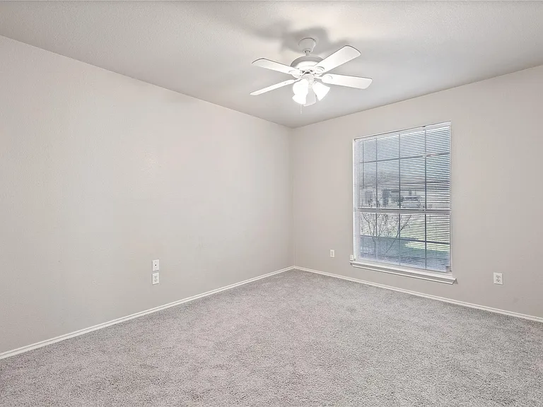 210 Mesquite Cir — Photo 16
