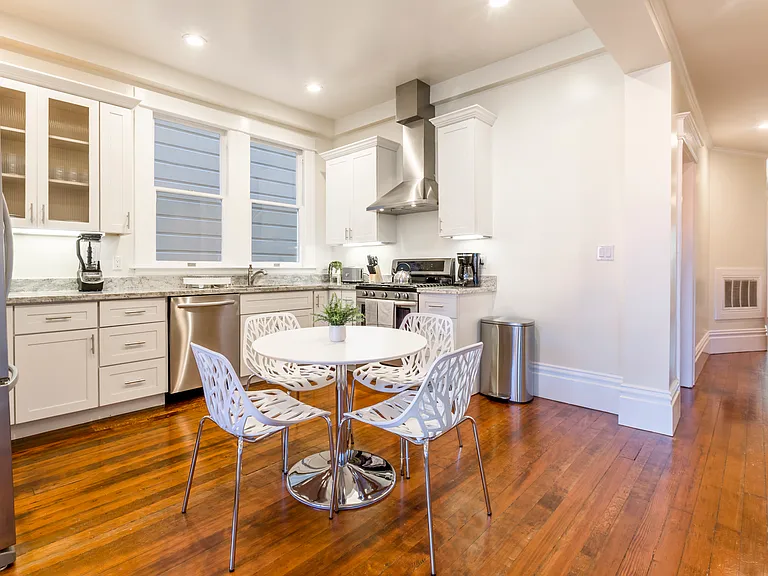 259 S Van Ness Ave — Photo 4