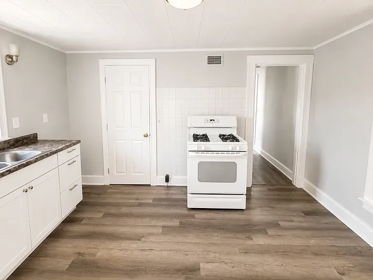 210 Center St — Photo 8