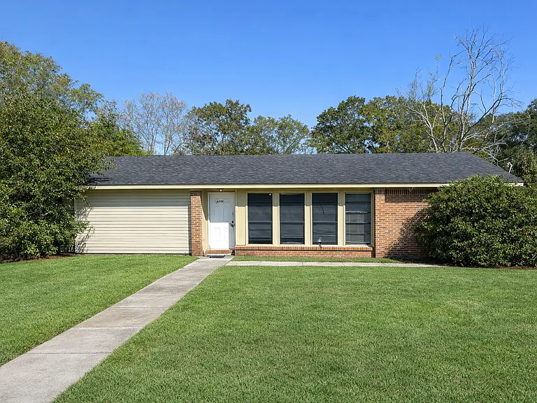 2114 Oakdale Cir — Photo 1