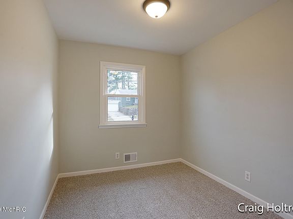 3rd image of 2933 Cheney Ave NE