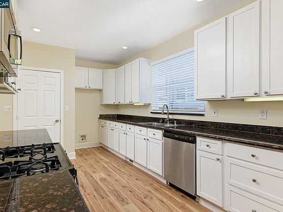 5th image of 2841 Sunset Ln