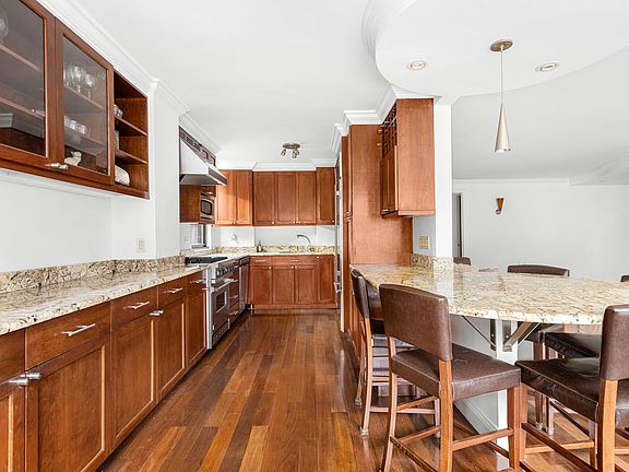 4th image of 166 E 61st St #7MN