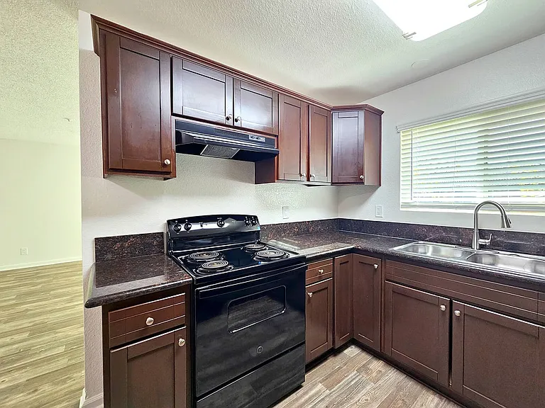 Newport Gardens Apartments — Photo 15