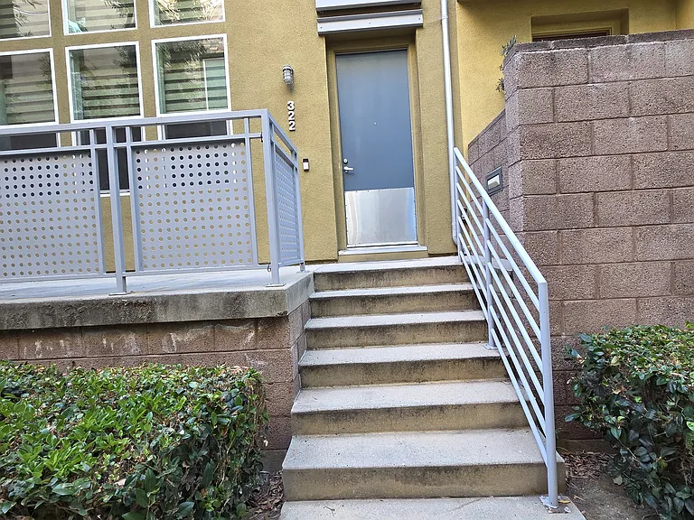 322 E Jeanette Ln — Photo 2