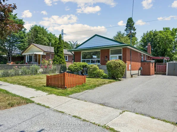 17 Chancellor Dr, Toronto, ON M1G 2W4
