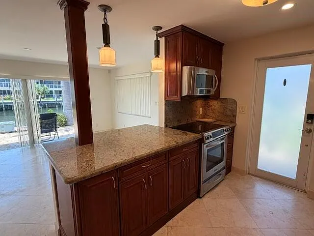2857 NE 32nd St #8 — Photo 5