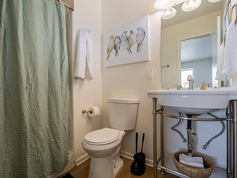 1107 E Geneva Dr — Photo 5