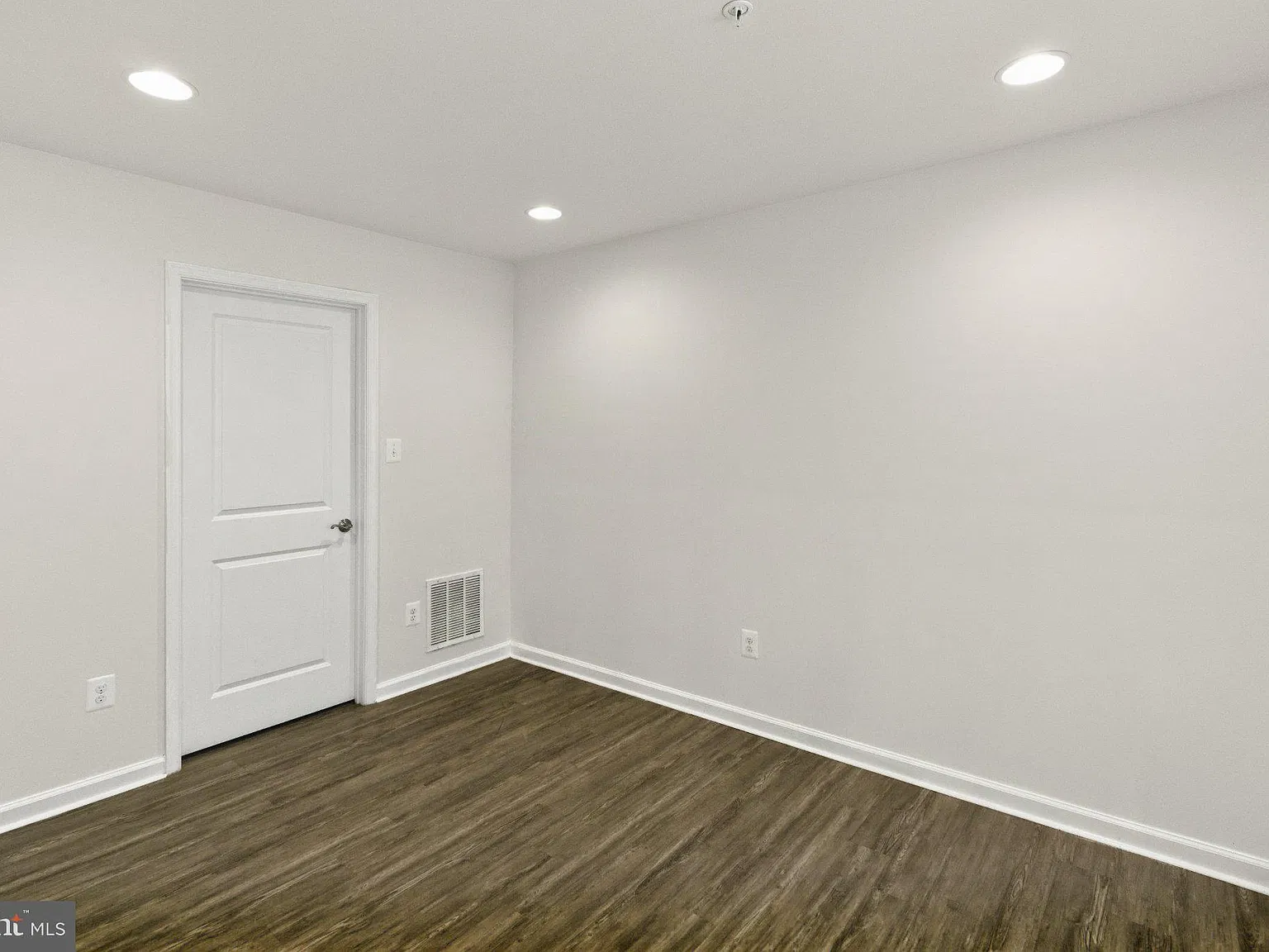 4 bed, 4.0 bath, 1600 sqft, $2,900 — Photo 2