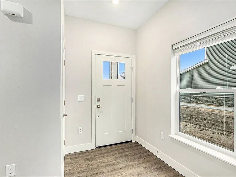 SummitTownhomes_3Bedrooms_InteriorFrontDoor