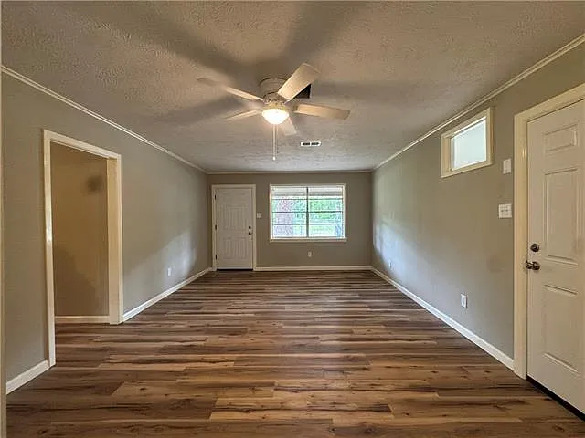 3 bed, 1.0 bath, 1092 sqft, $1,200 — Photo 3