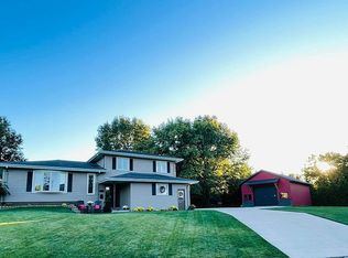 6 Crestview Dr, Lewistown, IL 61542