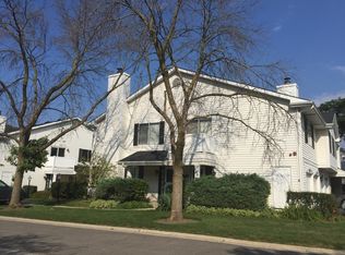 584 Willowcreek Ct, Clarendon Hills, IL 60514