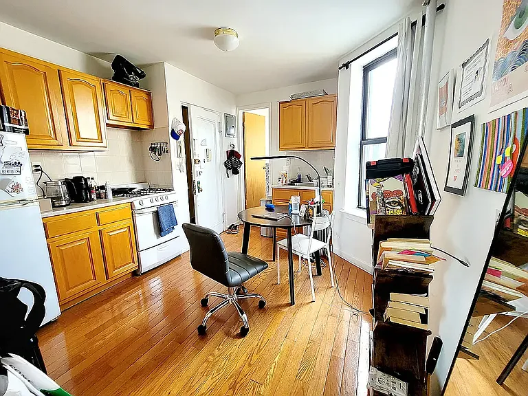 206 E 10th St #5V — Photo 5