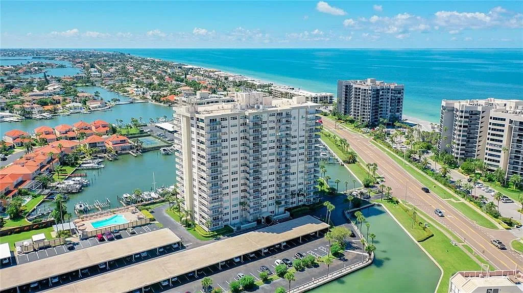 2 bed, 2.0 bath, 1300 sqft, $4,000 — Photo 2