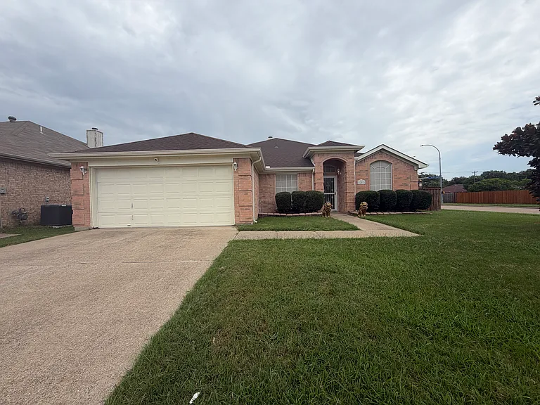 2207 Hickory Wood Trl — Photo 1