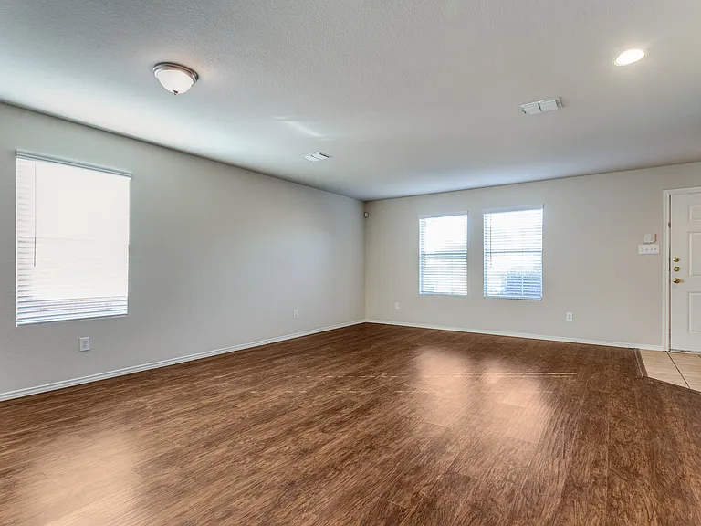 1145 Maplewood Ln — Photo 5