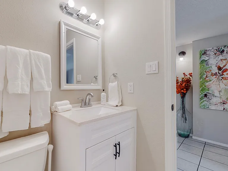 Alvarado Dr NE — Photo 11