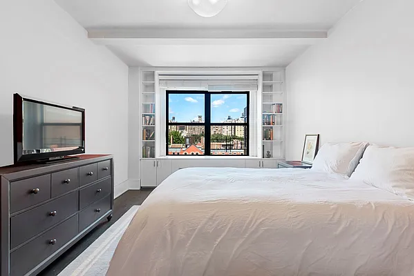 Sold by Digs Realty Group | media 9