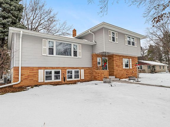 2nd image of 901 Cheri Ln