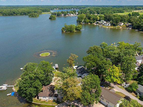 3rd image of 877 Harbor Ct