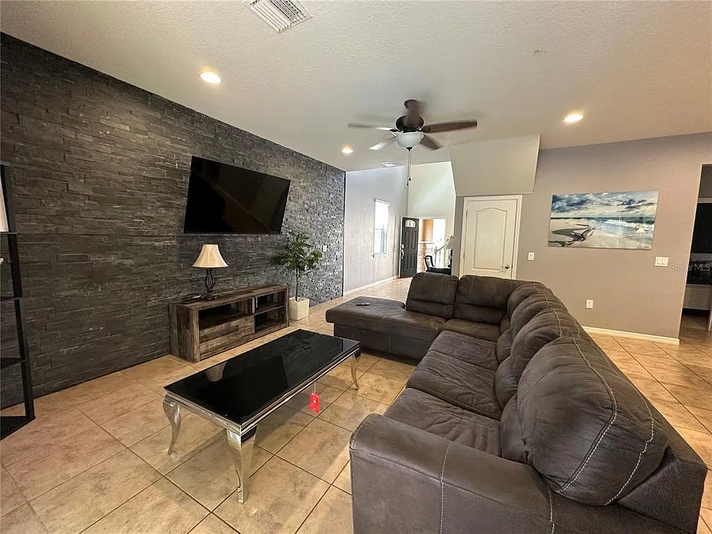 5 bed, 4.0 bath, 2492 sqft, $2,950 — Photo 4