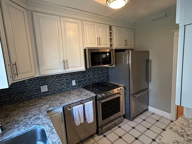 315 W 3rd St — Photo 10