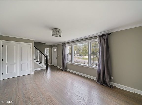 4th image of 818 W Hinsdale Ave