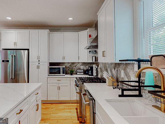 5th image of 3277 College St