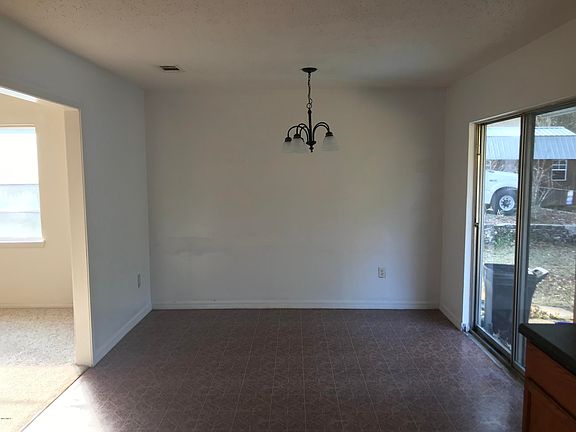 5th image of 1402 Hillcrest St