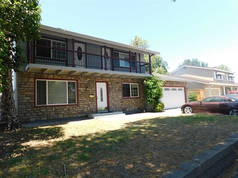 1st image of 811 Clarkston Dr