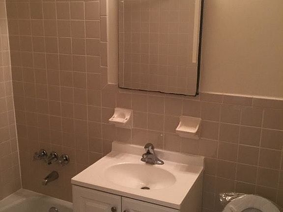 5th image of 24510 Grand Central Pkwy APT 2B
