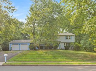 145 Lamplighter Dr, Manchester, CT 06040