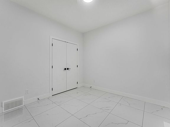3rd image of 3033 7a Ave SW