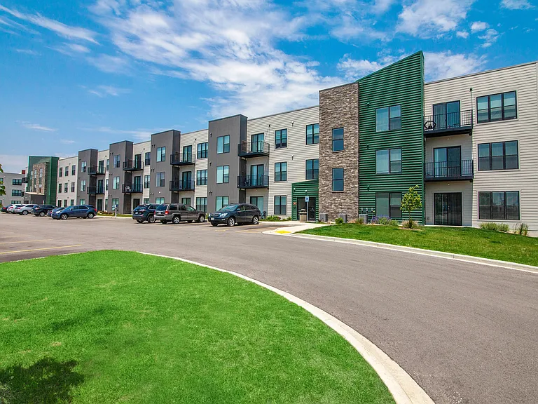 Courtyard at cobblestone Park — Photo 7