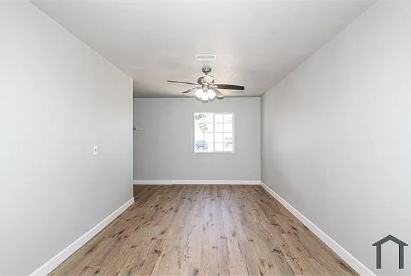 526 Stratford Ct — Photo 9