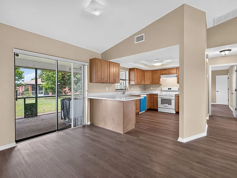 718 SW 35th Ter — Photo 5
