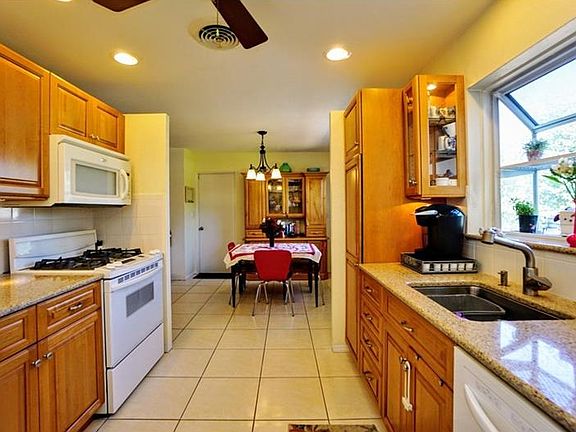 5th image of 9339 1st St NE