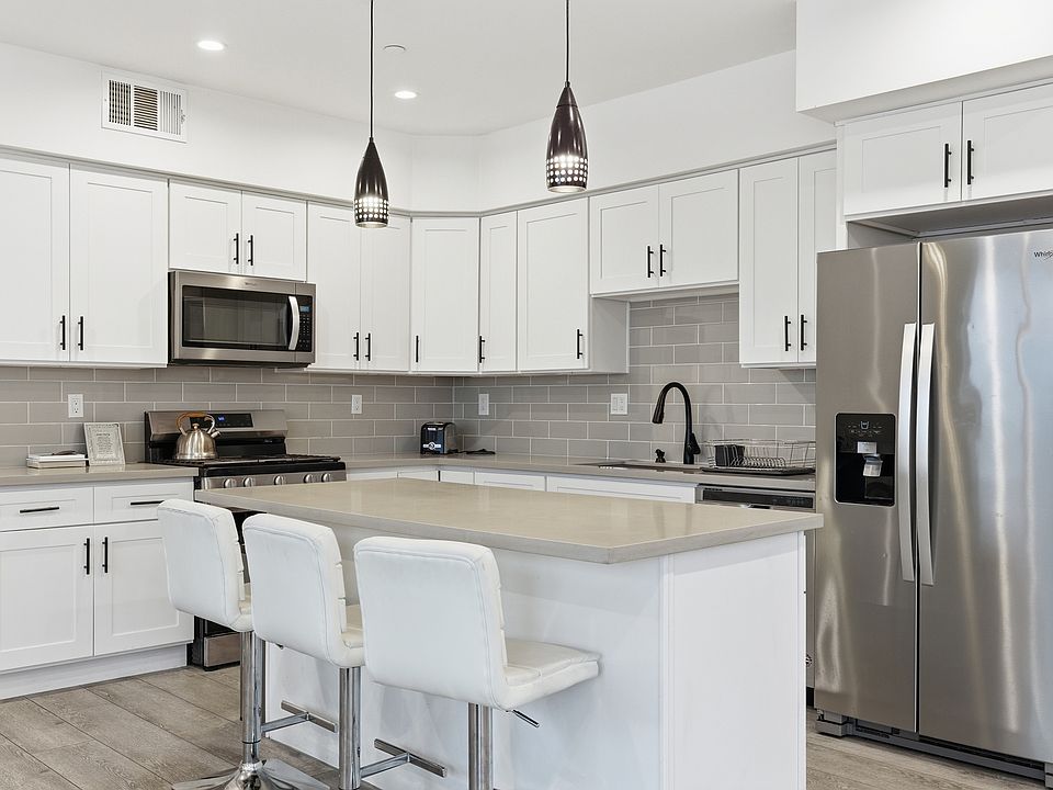 1st image of 13822 Oxnard St #1/2